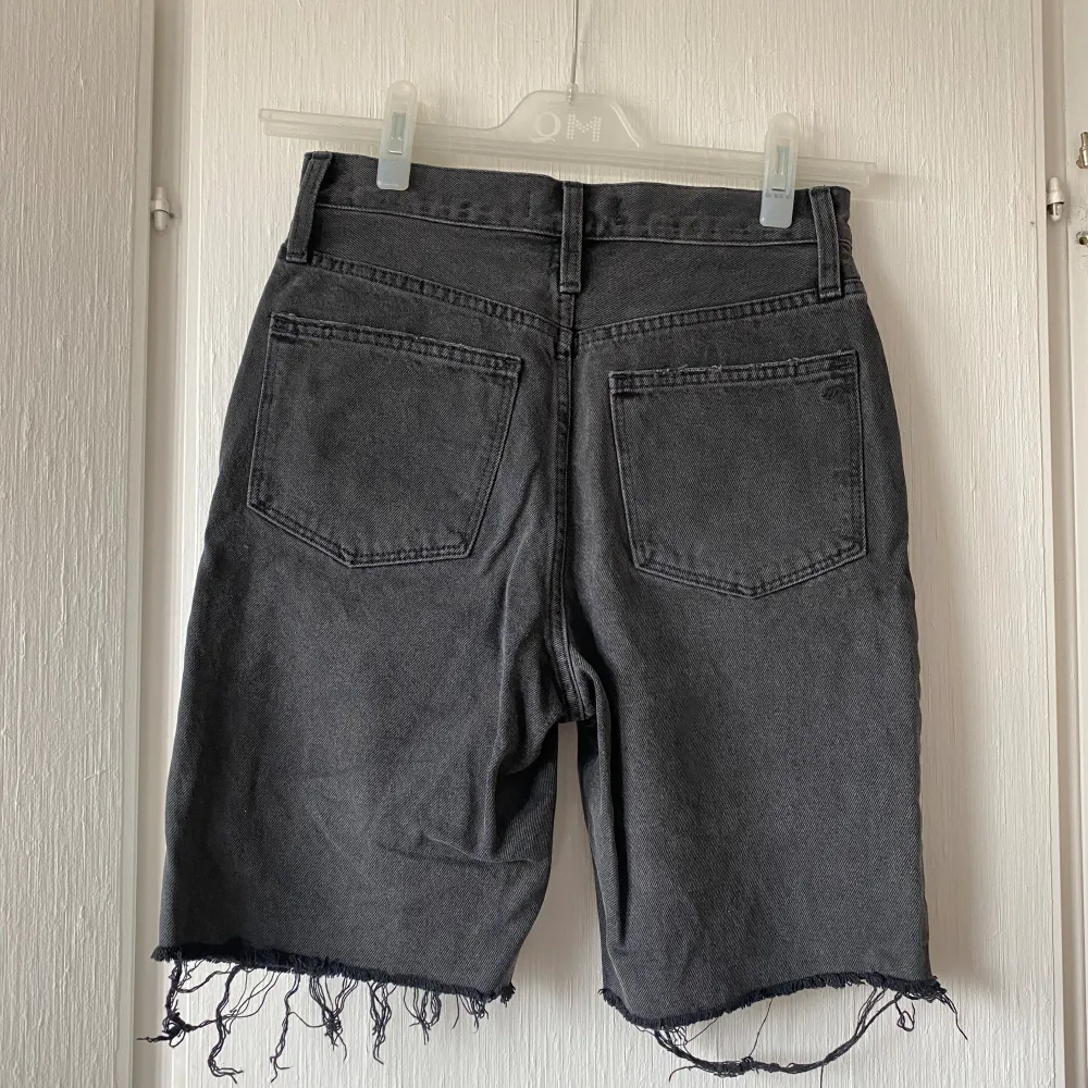 Jeans shorts från Madwell i modellen ”High rise long denim shorts” i storlek 25. Shorts.