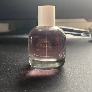 ZARA ULTRA JUICY - Endast testad. zara day collection 04, discontinued. Har sålts för 550kr eller mer för denna mängd. Eau de toilette. Minst 89/90ml kvar. Ingen originalbox eftersom att den är ”vintage”.