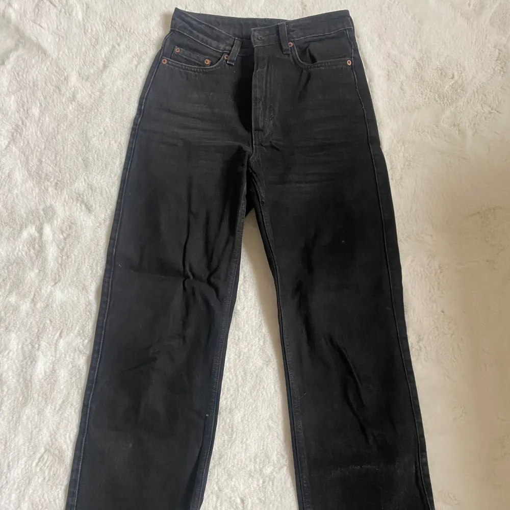 Säljer nu dessa jeans från weekday i storlek 25/30 i modellen rowe. Använda ca 5 ggr. Kan tänka mig gå ner i pris vid snabb affär🥰. Jeans & Byxor.