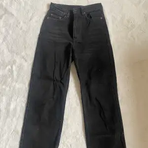 Säljer nu dessa jeans från weekday i storlek 25/30 i modellen rowe. Använda ca 5 ggr. Kan tänka mig gå ner i pris vid snabb affär🥰