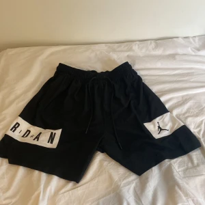 Helt nya shorts  - Helt nya Nike Jordan shorts  Dri-Fit, storlek L, svart&vit.