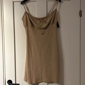 Klänning - Beige sommarklänning från nelly. Oanvänd