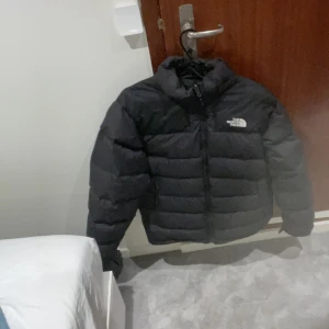 North face jacka - Säljer nu min north face jacka. Nypris ligger på ca 2000kr. Byten gillar jag så fråga på.
