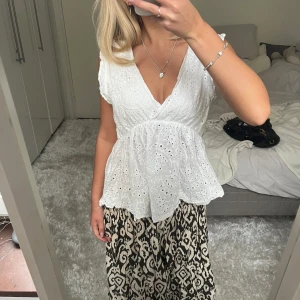 Vit blus - Säljer denna vita blus. Har du någon fråga är det bara att höra av dig🫶🏻