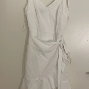 Klänningen  - Säljer för att jag ej använder använt en gång fin till sommaren 