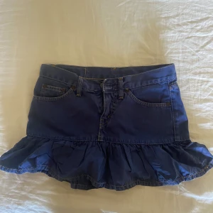 Lågmidjad kjol - Kort lågmidjad jeans kjol. Vintage stil