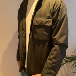 Vår jacka  - Snygg jacka i bra färg. Perfekt för våren och inte så dyr. Storlek M, modellen på bilden är runt 180 cm.