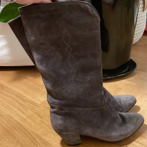 Boots  - Snygga brun/gråa boots i mocka köpta här på Plick💛 säljs då de tyvvär är försmå :(  Står ingen storlek men skulle uppskatta de till strlk 37! Köpare står för frakt☺️