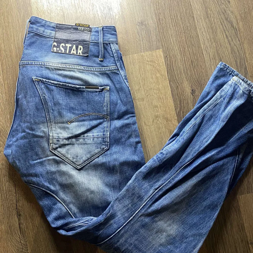 Snygga, blå G-star jeans i bra skick.  Hör av dig för mer information!😁. Jeans & Byxor.