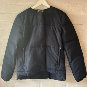 Jacka - Jättefin blå jacka som är perfekt till våren! Använd en gång. 