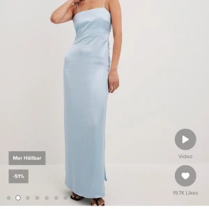 Ljusblå lång sidenklänning - En lång ljusblå sidenklänning med öppen rygg. Aldrig använd. Stl 38, går precus till över fötterna på mig som är 175 cm. Helt slutsåld på nätet!