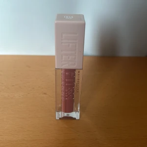 Läppglans- Liftergloss, Maybelline NEW YORK - Liftergloss från Maybelline NEW YORK i färgen 004, endast använd en gång och det var bara en liten dutt. Köpt för 125 kr. Mitt pris 39kr+frakt då. Använd gärna ”köp nu” knappen!💞