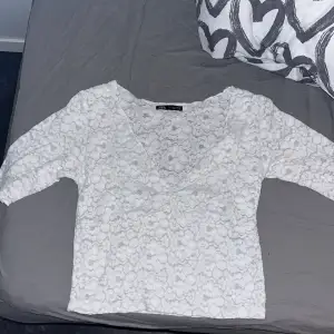 Säljer denna tröja från Zara använd 1 gång inget mer, jättebra skick, storlek M men passar också som S, Pris går att diskutera.