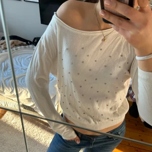 Topp - Fin topp/tröja med paljett detaljer. Passar storlek Xs,S,M