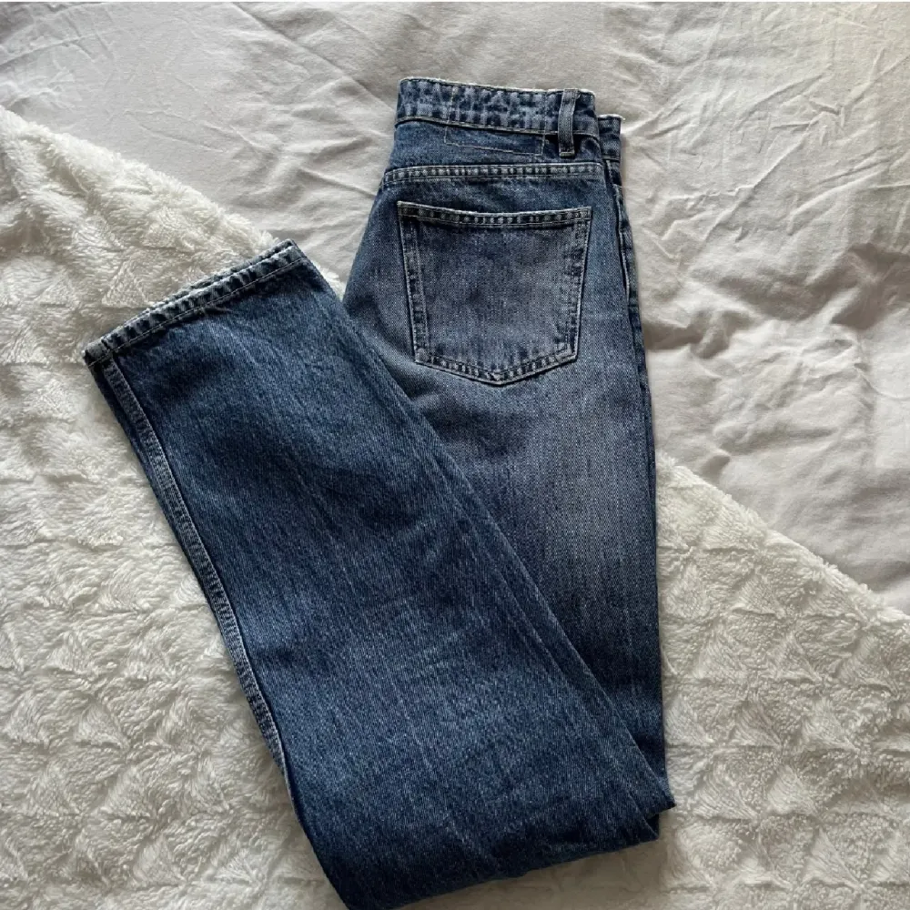 Mid waist jeans från zara i storlek 36, jag är 166 och dom är långa på mig💗. Jeans & Byxor.