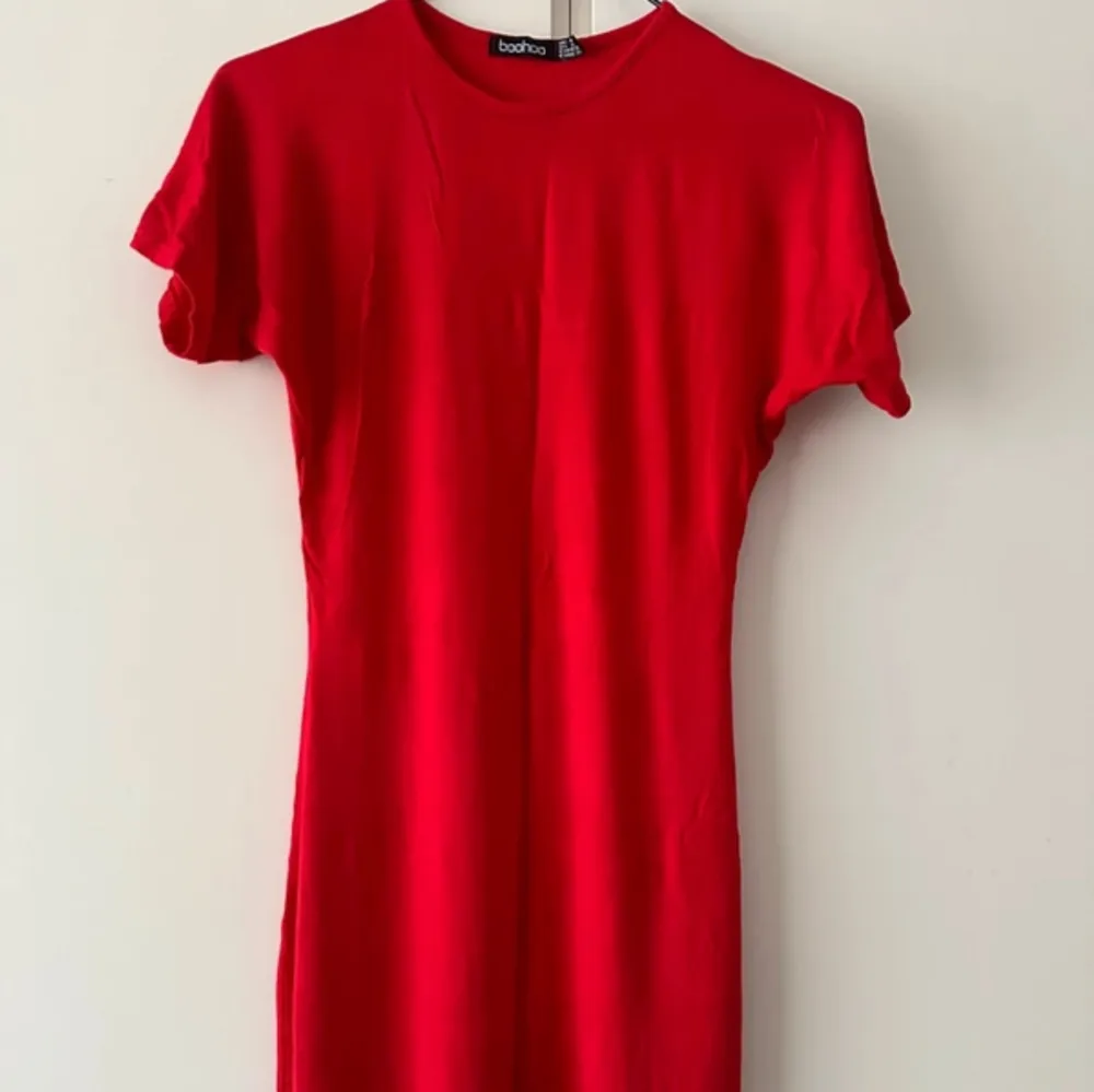 Röd miniklänning från boohoo.  I storlek 36 Knappt använd. Klänningar.