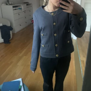 Kofta - Jättefin lite tjockare kofta från Morris som jag använt en gång,  inga defekter eller liknande, den är i storlek s men passar xs💕