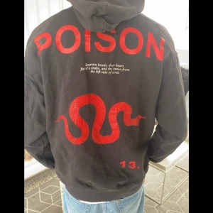 Poison hoodie - Röd fet hoodie sälja då den inte använda så mycket, var inte rädd för att be om bilder eller ställa frågor. Jag är 183 för referens