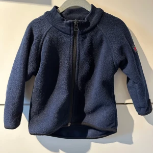 POP barn fleecejacka/tröja - 80 - Äldre modell av Polarn o Pyret fleecejacka. OBS inte vindfleece. Storlek 80. Marinblå.   Fint skick förutom en del noppor. Varit märkt med namnlapp som tagits bort. 