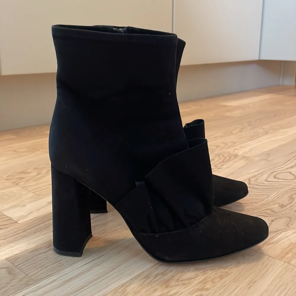 Ankelboots i äkta läder (suede). Ca 10 cm klack. Använd fåtal gånger, säljes då de är för små. Från Zaras tidigare kollektion. Ordinarie pris: 999 kr. Skor.