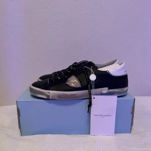 Philippe modell - Säljer ett par helt nya Philippe modell skor. Dem finns i storkarna 40-45. Hör av dig om du är intresserad