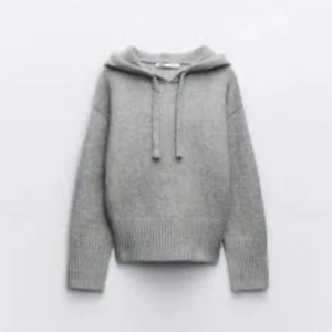 Zara grå stickad hoodie - Grå stickad tröja från zara i storlek S, bra skick💓nypris 500kr 