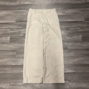 Lågmidjade linnebyxor - Snygga linnebyxor med låg midja. Är i storlek M och uppsydda, passar perfekt på mig som är 168😊