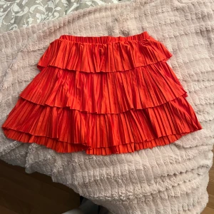 Kjol zara  - Säljs inte längre.  Inga defekter, passar xs-m. Storleken är M men passar mig som har XS