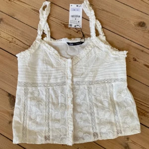 Topp från zara - Super fin topp från zara som är helt oanvänd i storlek xs men passar mig som är s i vanliga fall💕OBS bilden är lånad