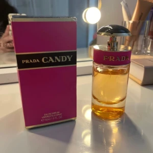 Prada Candy parfym  - Luktar jätte gott. Använder dock knappt parfym så säljer.