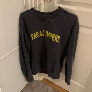 Parajumper  - Säljer min äkta parajumper caleb sweatshirt.  Storlek S  Skick 9/10  Ligger ute just nu på farfetch för 2840 men rea till 1998 