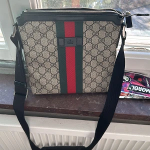 Gucci väska beige - Gucci väska äkta änväder ej längre inga skador box fins 2lax möts i sthlm
