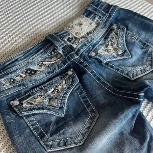 Säljer sjuukkt snygga miss me jeans med detaljerade fickor, och en liten utsvängning vid vid fötterna. Dom är i storlek 27 men hade sagt att de passar 28.
