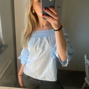 Off shoulder blus - Säljer denna fina off shoulder blus från HM. Varan är i bra skick men har en lite fläck på armen (skriv för bild)❤️
