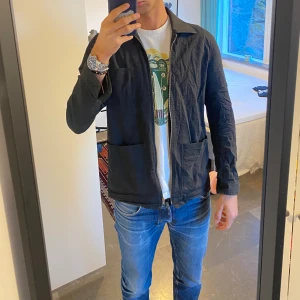 Whyred overshirt - Snygg overshirt från Whyred, moderbolag till HOPE. Som nu ser på andra bilden så är en knapp borta. Annars fint skick nypris 1700kr