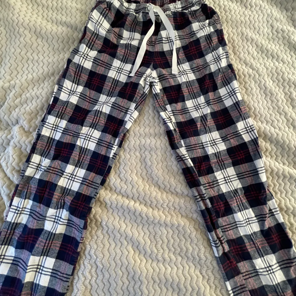 Jättefina rutiga pyjamasbyxor i fint skick ifrån twilfit. De är i storlek S, sälj pågrund av att de är för korta. Vet ej ursprungspriset då jag fick dom i present.. Jeans & Byxor.