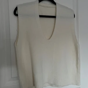 Väst - Stickad väst, vet tyvärr ej vartifrån Storlek s Frakt ingår ej! 