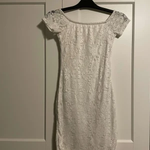 Studentklänning  - Klänning från Gina tricot i storlek xs, använd få tal gånger men inga tecken på användning. 150kr! Perfekt till studenten 😁⭐️🥳