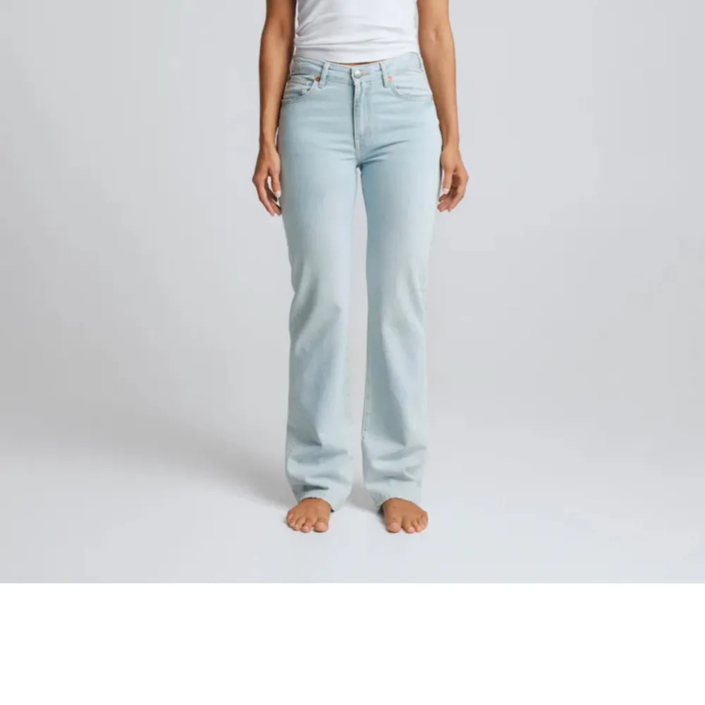 Lågmidjade raka jeans från bikbok. Sista bilden visar hur de sitter på modellen (de är mer lågmidjade på mig). Byxorna har blivit för små men är verkligen super snygga!. Jeans & Byxor.