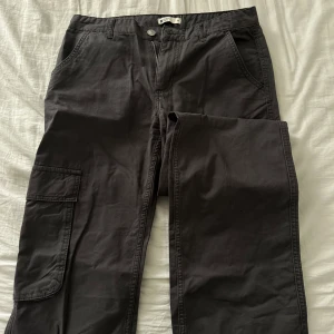 Lowwaist cargo - Lågmidjade cargos från Gina i grått. Nyskick!