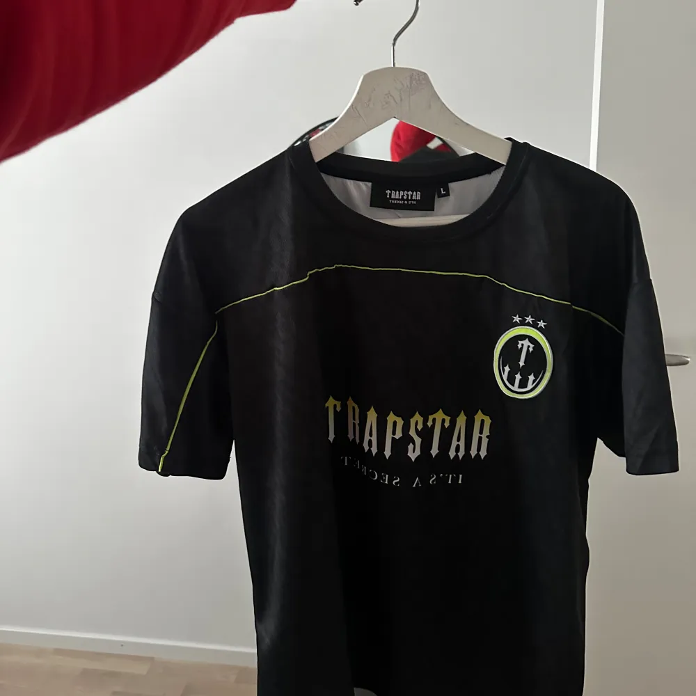 Helt oanvänd Trapstar tshirt i storlek L. Ordinarie pris/köpt för: 800kr  Säljer för 300 vid snabb affär.. T-shirts.