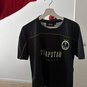 Helt oanvänd Trapstar tshirt i storlek L. Ordinarie pris/köpt för: 800kr  Säljer för 300 vid snabb affär.