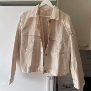 Beige jacka  - Jättefin croppad jacka som är ofodrad, passar M-L och är helt ny. Detta är från Pernilla Wahlgrens egna märke. Den är lite kortare i modellen. Passar ej mig därav säljer jag vidare!