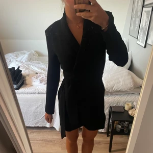 Klänning - Svart omlott klänning från zara med axelvaddar