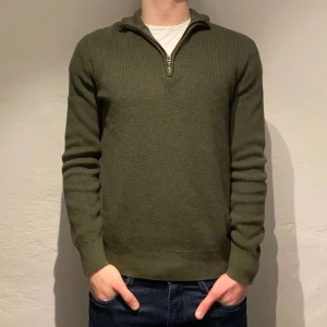 Dobber halvzipp - |halvzipp från Dobber|storlek:S|skick:9/10|nypris:699 vårt pris:199|modellen på bilden är 180cm|hör gärna av er vid funderingar, Mvh!