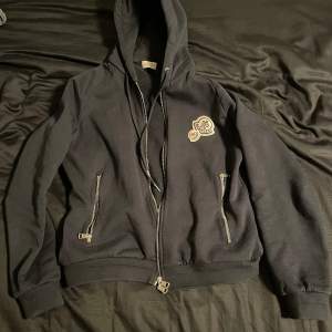 Säljer denna moncler hoodie Skick 9/10  Retail, ca. 6000 Hör av er vid intresse!