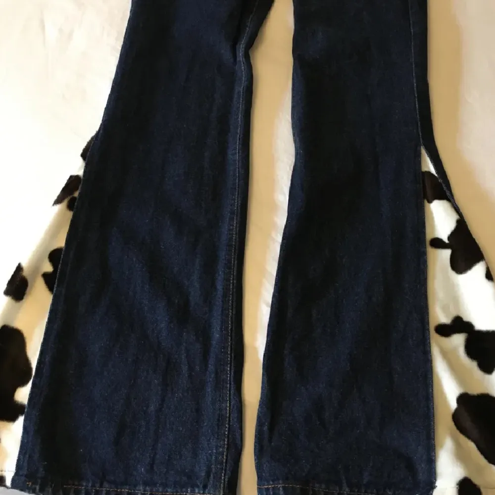 Coola vintage jeans från Crocker med ko mönster, midjemått 71 cm innerbenslängd 83 cm. Jeans & Byxor.