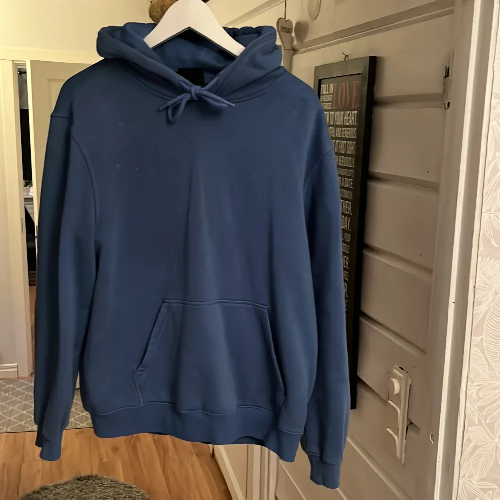 Säljer min mörkblåa hoodie ifrån hm då den inte kommer till användning!. Hoodies.