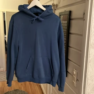Hoodie - Säljer min mörkblåa hoodie ifrån hm då den inte kommer till användning!