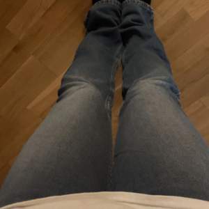 As snygga lågmidjade jeans de är raka/ lite bootcut i benen Midjemåttet är ca 35cm Skriv för fler bilder Fickorna är assnygga och är min mammas gamla så säljs ej längre💓